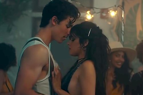 Shawn Mendes nắm tay, hôn Camila Cabello trên phố