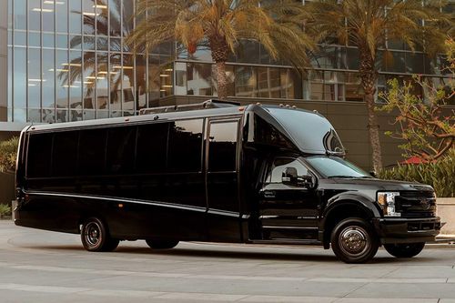 Bán tải Ford F-550 độ 'văn phòng di động' dát vàng, giá 1 triệu USD