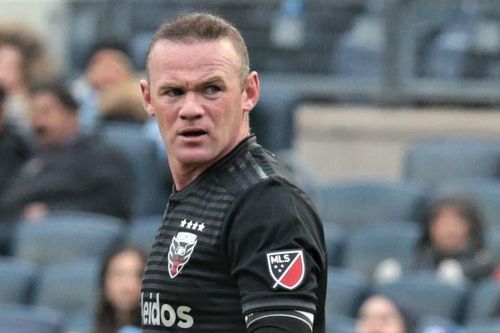 Rooney may mắn thoát thẻ đỏ trực tiếp nhờ VAR