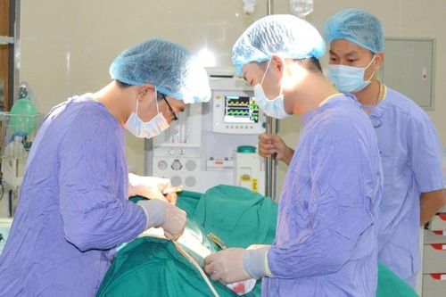 Hơn 100 viên sỏi trong thận nam bệnh nhân