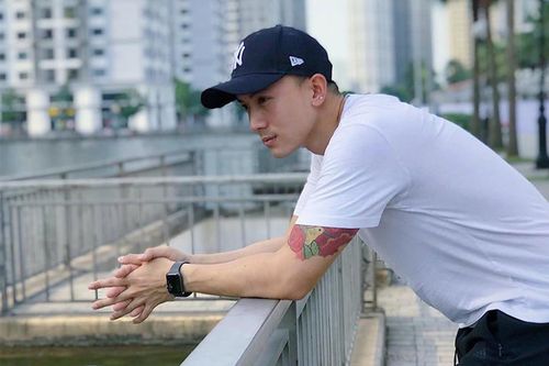 Dũng 'bóng đèn' mặc đồ nam tính, chuộng mũ lưỡi trai