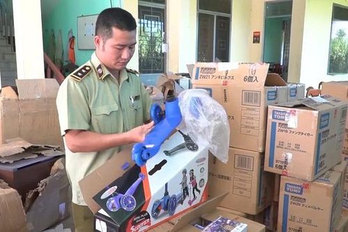 Quảng Nam: Tạm giữ nhiều phương tiện vận chuyển đồ chơi trẻ em không rõ nguồn gốc