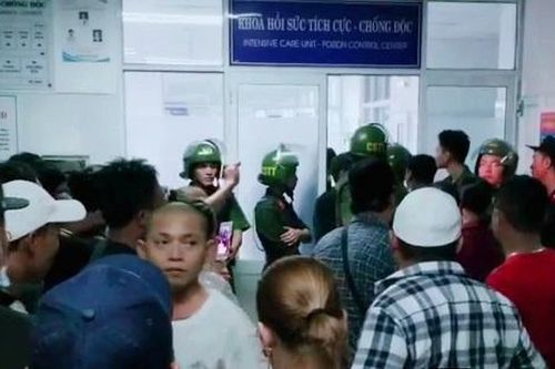 Giữa đêm, người nhà bệnh nhân bao vây bệnh viện