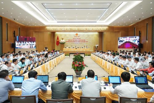 Xử lý nghiêm việc đội lốt hàng Việt, ứng phó kịp thời với rủi ro bên ngoài