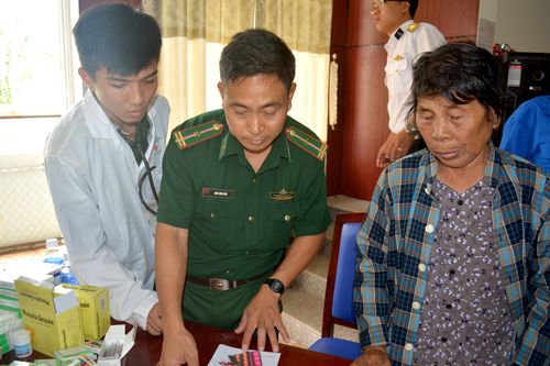 Tư vấn, cấp phát thuốc, chữa bệnh miễn phí cho người dân