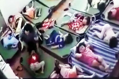 Cô giáo tát trẻ chảy máu mũi, nhóm trẻ chui bị đình chỉ hoạt động