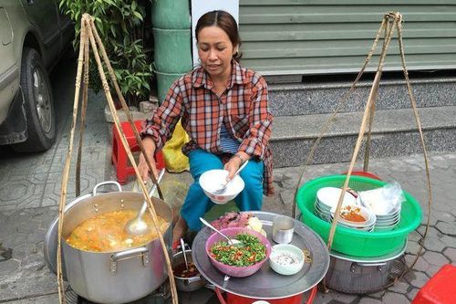Những thứ kì lạ nhất được mua bán trên các gánh hàng rong