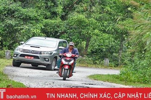 Đường xuống cấp, lên vùng biên Phú Gia gian nan!