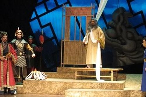 Khi sân khấu lại ồn ào thử nghiệm…