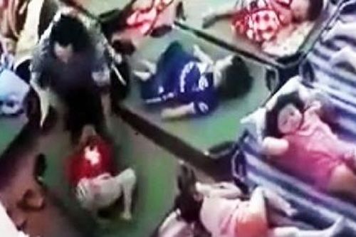 Bé gái bị chủ cơ sở giữ trẻ 'chui' đánh chảy máu mũi