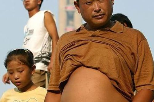 Thành phố Trung Quốc cấm dân mặc áo phơi bụng ra đường