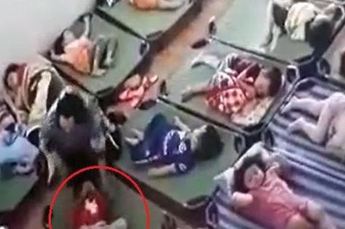 Nhìn áo con dính máu, người mẹ xem camera nhà trẻ và phát hiện sự thật phẫn nộ