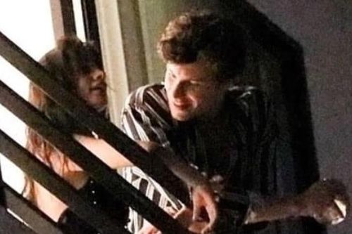 Shawn Mendes thân mật bên Camila Cabello tại phòng riêng