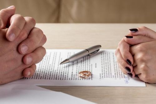Khúc mắc trái chiều