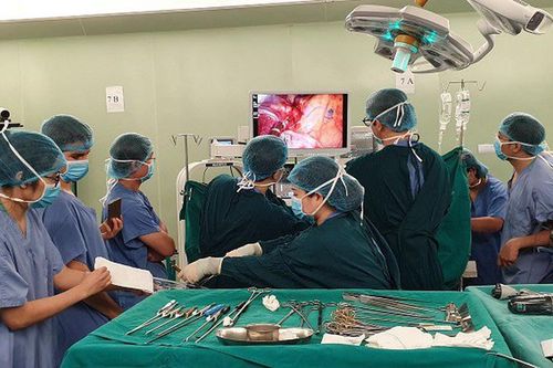 Cắt thùy phổi nội soi một đường rạch