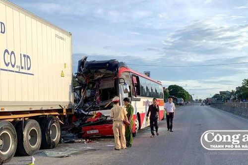 Xe chở khách đi du lịch gặp nạn, 1 người tử vong, 14 người bị thương
