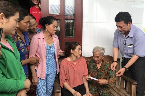 Cô Hon trở về từ tổ quỷ tại Trung Quốc thấy ấm áp trong vòng tay mẹ