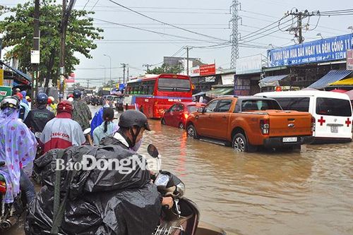 Khu vực Cổng 11: Ngập nước, kẹt xe ngày càng nghiêm trọng