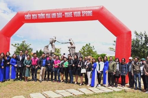 Chiến dịch trồng 1.000 cây mai anh đào 'Make Your Spring 2019'