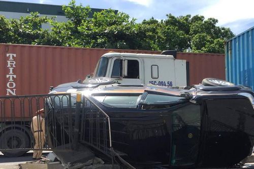 Xe Fortuner lật nghiêng, nữ tài xế may mắn thoát nạn