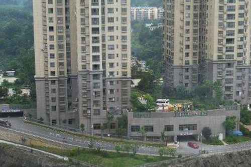 Bé trai 10 tuổi ném bình cứu hỏa từ chung cư cao tầng xuống gây tử vong 1 phụ nữ