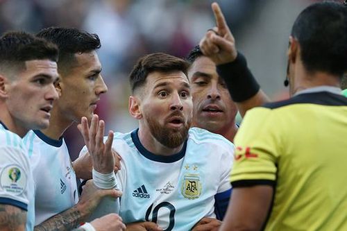 Argentina 2-1 Chile: 'Messi nhận thẻ đỏ ư? Lẽ ra trọng tài mới đáng phải nhận thẻ đỏ'