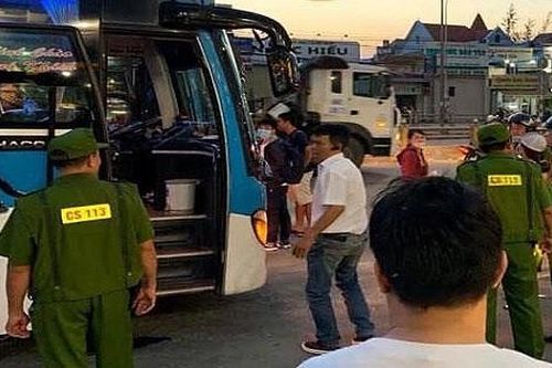 Cướp xong tiền, 2 tên cướp hung hãn chém xe máy của người đi trên phố