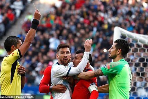 Quay chậm tình huống khiến Messi bị thẻ đỏ