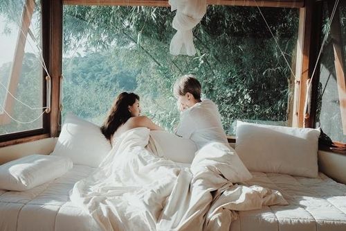 Không khẳng định yêu đồng giới, MC Quỳnh Chi - Thùy Dung dọn về sống chung