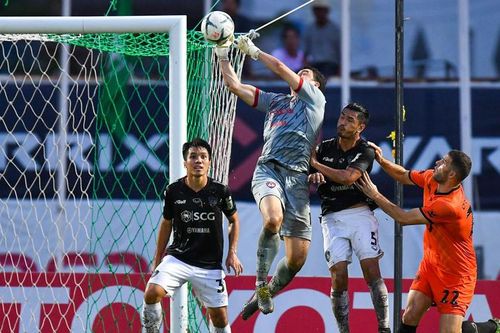 Hậu vệ ngủ mơ, Đặng Văn Lâm vẫn thắng cùng Muangthong