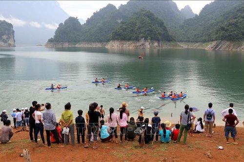 Sôi động hội đua thuyền Kayak trên hồ thủy điện Tuyên Quang
