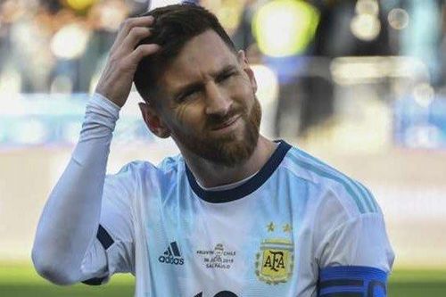 Nhìn lại 2 lần bị thẻ đỏ 'ngớ ngẩn' của người hùng Messi