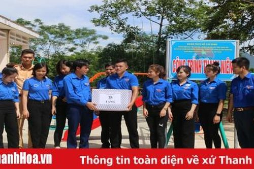 Thăm, tặng quà đội hình tình nguyện tại huyện Thường Xuân