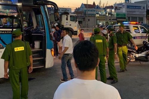Truy xét hai đối tượng chặn xe khách 'xin đểu'