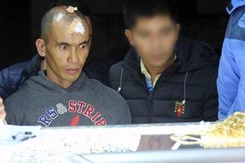 Táo tợn dùng búa, bình hơi cay đi cướp tiệm vàng