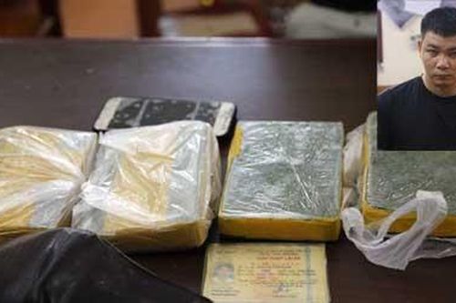 Bắt quả tang đối tượng vận chuyển 4 bánh heroin bằng xe khách