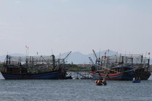 Quảng Nam: Cứu 7 ngư dân bị chìm tàu tại cảng Cửa Đại