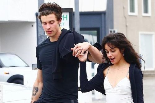 Shawn Mendes ôm ấp 'bạn gái tin đồn' Camila Cabello trên phố
