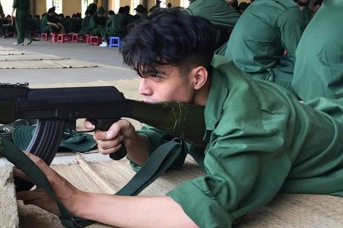 Đôi bạn 2K học IT được truy tìm sau bức ảnh tập quân sự