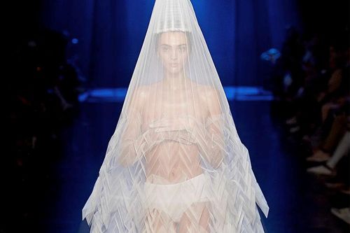 Dàn mẫu diện váy xuyên thấu để ngực trần ở tuần lễ Haute Couture