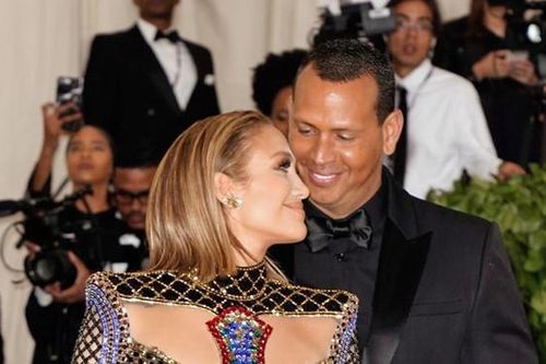 Jennifer Lopez bật khóc ở hậu trường