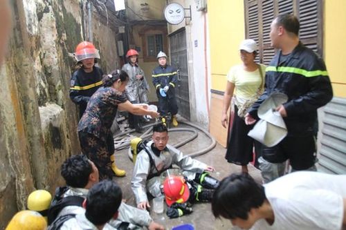 Hà Nội: Ngôi nhà 3 tầng bốc cháy dữ dội trong ngõ Lương Sử C