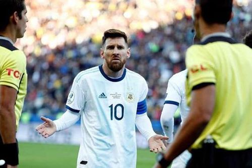 Copa America 2019: Cả HLV lẫn đội phó Brazil cùng phản pháo việc bị Messi 'đá xoáy'
