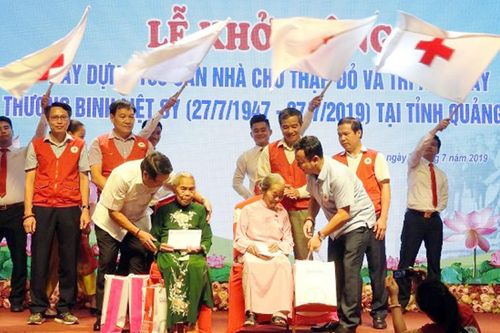 Tặng quà, xây nhà cho người nghèo, gia đình chính sách