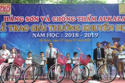 Trao thưởng khuyến học cho 355 học sinh giỏi, vượt khó