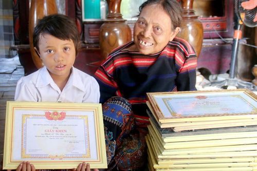 Nữ trưởng họ Rmah với câu chuyện hiếu học