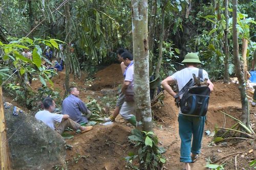 Không tìm được đá quý giá bạc tỷ, người dân kéo nhau ra về