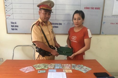 Hà Nội: CSGT trả lại ví cho người phụ nữ đánh rơi