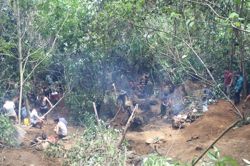 Yên Bái: Nghe tin đồn, dân đổ xô khai thác đá quý trái phép