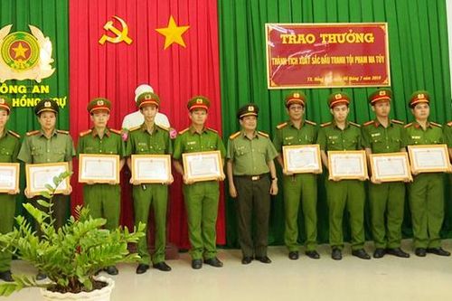 Khen thưởng cho tập thể, cá nhân triệt phá vụ vận chuyển ma túy
